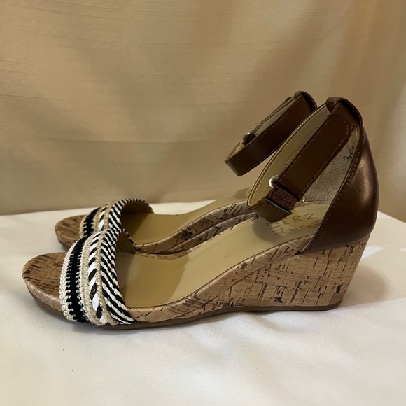 Naturalizer women’s wedge Velcro strap heel sandal summer vibes comfort - Picture 8 of 8